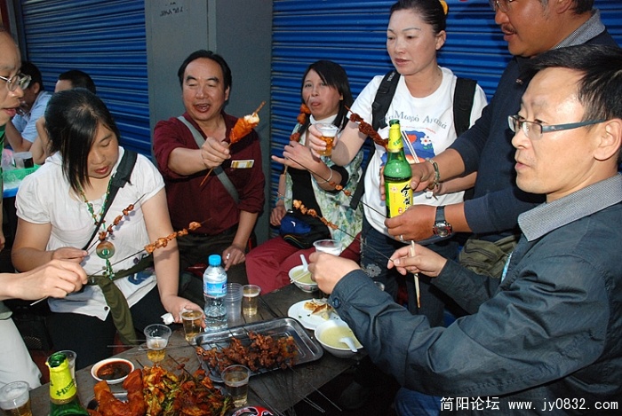 晚上在西宁品尝西北小吃，这是西宁首家烤羊肉。