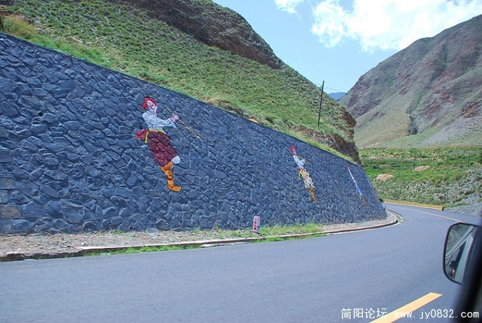 一段公路上，还有现代的壁画，用心良苦的青海人！