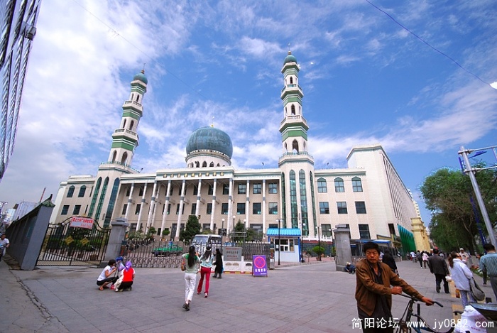 西宁市东关大清真寺是中国第一大、世界第三大的伊斯兰教寺院，寺院内可容一万多人作礼拜。