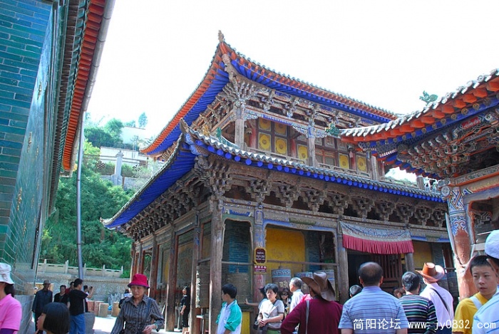 塔尔寺600年历史悠久，但建筑毁损严重，观赏性不强，80元门票太贵了！