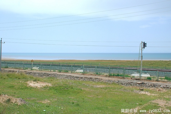 青藏铁路沿湖的北岸通过