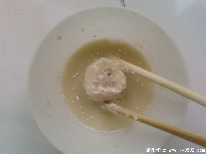 放入鸡蛋清加淀粉和成的稠糊中，上浆拌匀