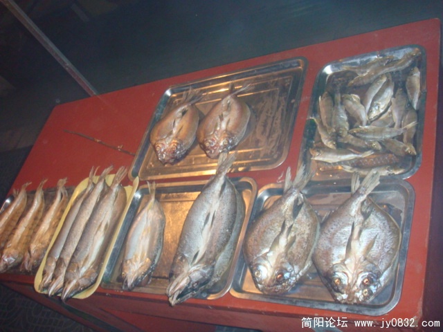 从禾木喀纳斯返回布尔津米系的烤鱼