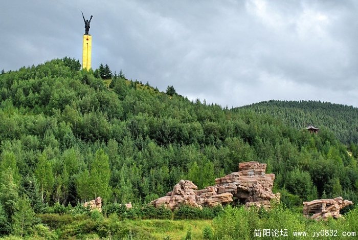 高高矗立的V字型红军长征总纪念碑。
