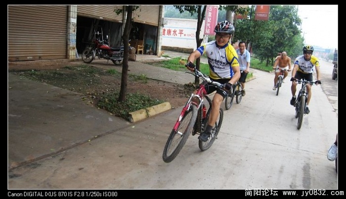 黄老大的助兴表演,独轮骑行哦!不在乎距离,起来就OK!
