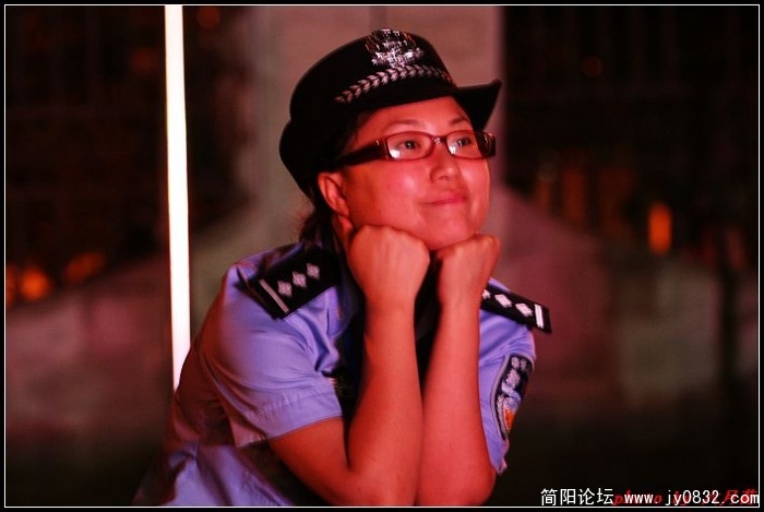 现场执勤的警察也看得如痴如醉