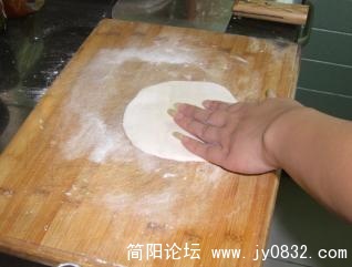 摊开面饼.jpg