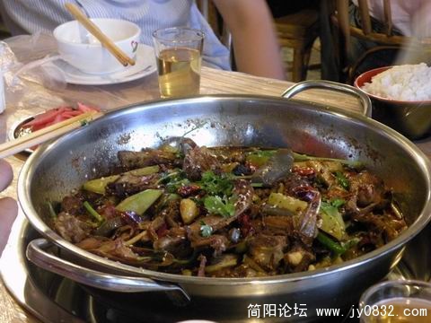 再来张干锅，我们点的微辣，味道还不错，吃饭这一段，总共有30+家的这种餐馆，.jpg