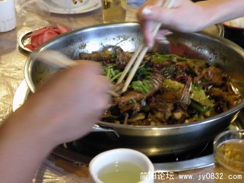 中午吃的干锅，不晓得在抢啥子，呵呵，害得我拍花了.jpg