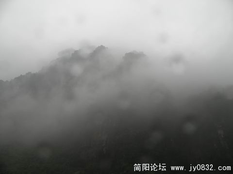 去上里路上，一直下着下雨，路特别滑，开车一定要留神，山上雾气蒙蒙的.jpg