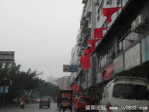 到处是国庆气氛.jpg