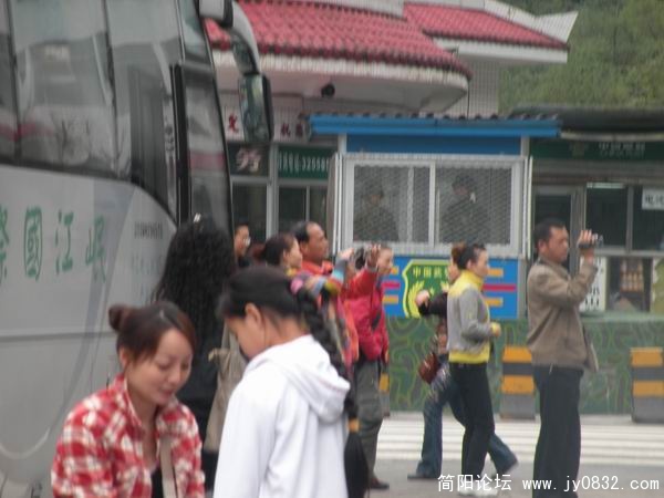 还有武警战士在站岗，嘿嘿，不让拍，所以拍得很模糊.jpg