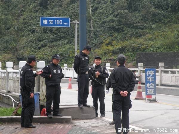 真枪实弹的警察，在哪儿守起，节假日管的比较严.jpg