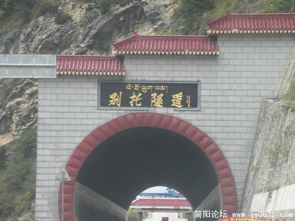 隧道特别多，修的漂亮.jpg