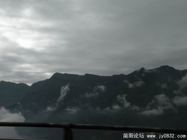 下二郎山，一路风景特好，空气新鲜.jpg
