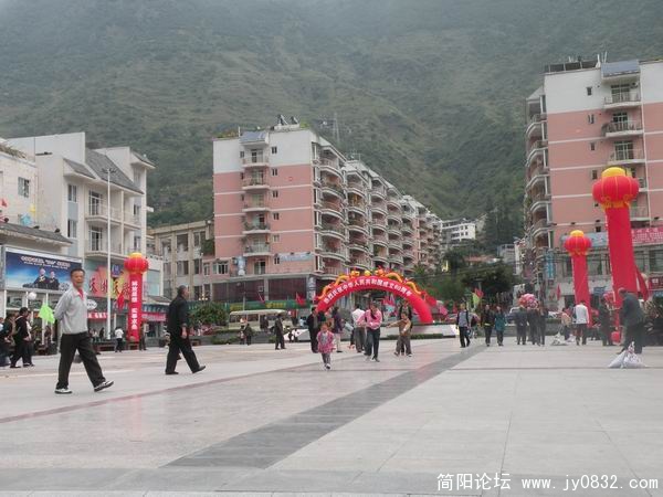 泸定热闹县城.jpg