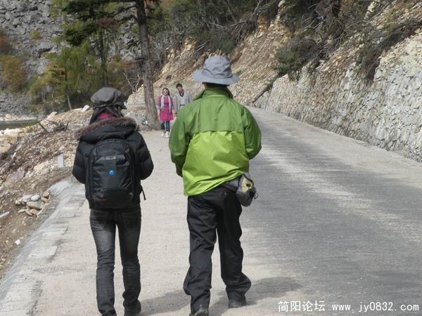旅游的人们.jpg