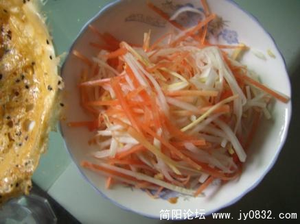 孩子,不着急,还要配点黄瓜萝卜丝，营养又不腻.jpg