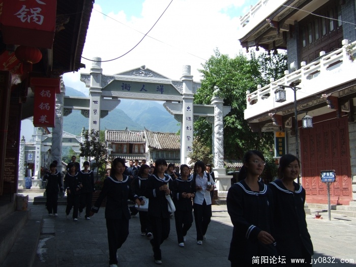 洋人街上放学了