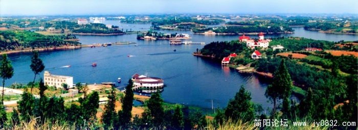 “人间瑶池”－龙泉湖1.jpg
