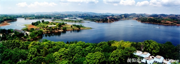 “人间瑶池”－龙泉湖2.jpg