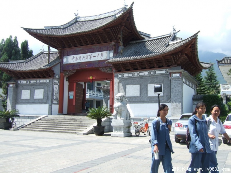 中学门前，走过的中学生
