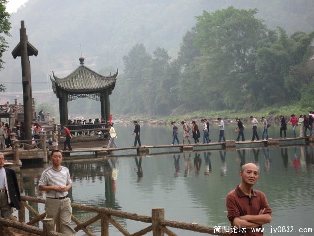 小心过溪的游客.jpg