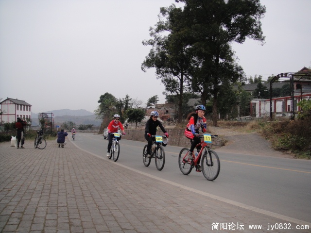成都11队的灵魂人物女将漂漂冲在最前面