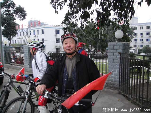 要爬龙泉山了.你看他好高兴
