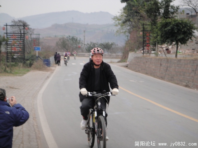 老李与女将比.结果落后了