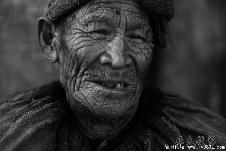 困苦虽写在他的脸上，同情却应该存在我们心中。