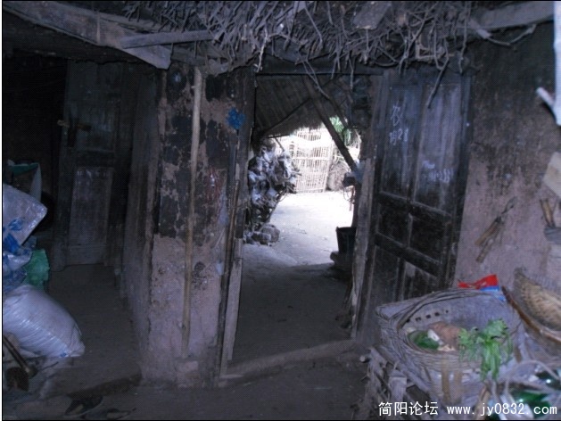 门已经严重变形，本来是个长方形的门现在已经变成菱形了。