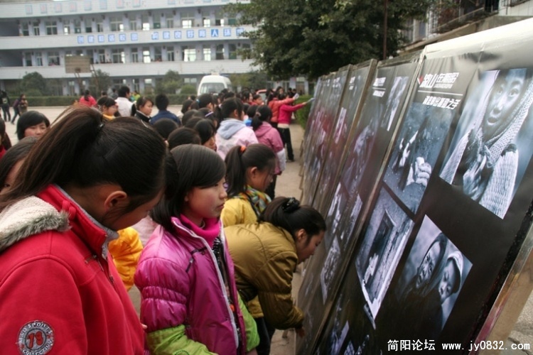 邓仲拍摄贾家展出现场