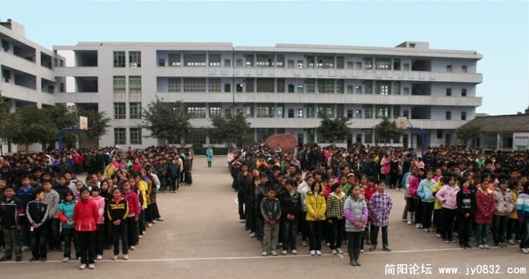 邓仲拍摄贾家展出现场