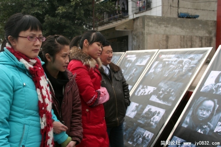 邓仲拍摄贾家展出现场