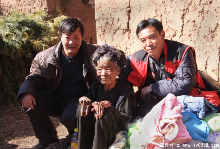 左是周发明，右是阿牛史日，中间的老太婆是拍摄过的代表人物