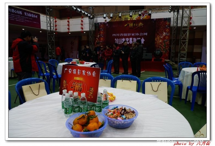 此第二排中间的桌子是我的位置了