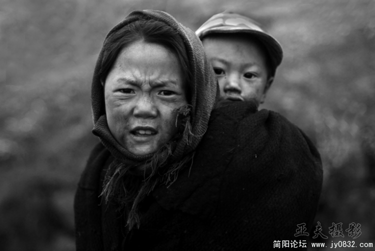    而上图的小姑娘当时看起来好使人心酸。（上下图为同一人）