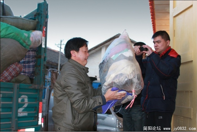 邓老师在美姑用相机记录下车情况
