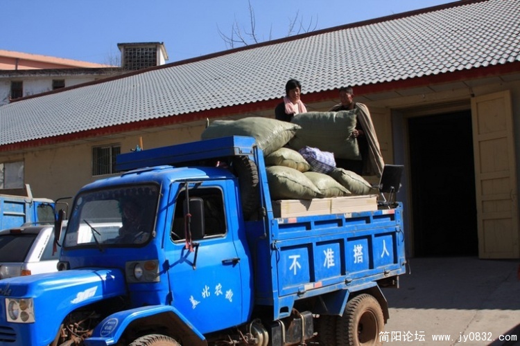 把运送到美姑县城的捐赠物资用农用车转运到乡下