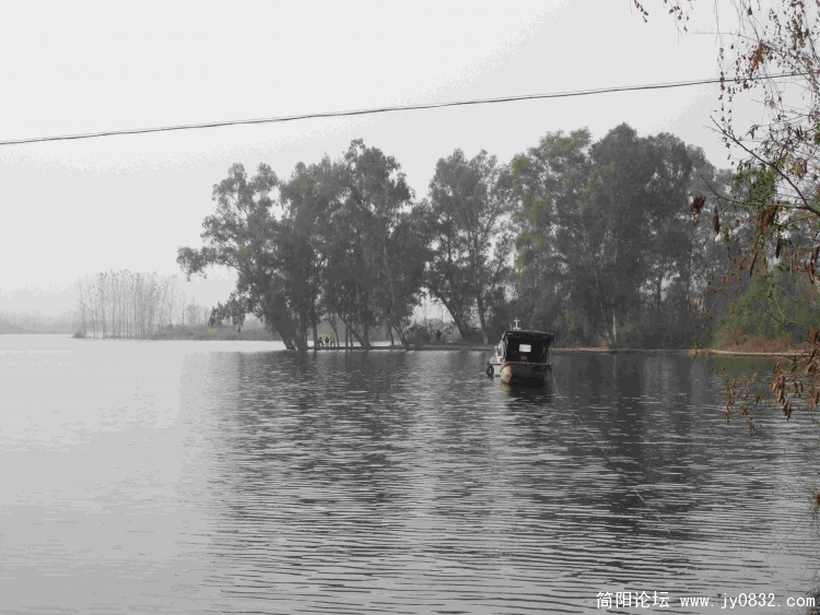 远处的小船