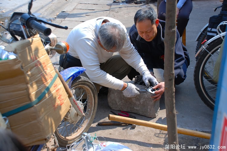 热心的老曾为骑友修理脚架.JPG
