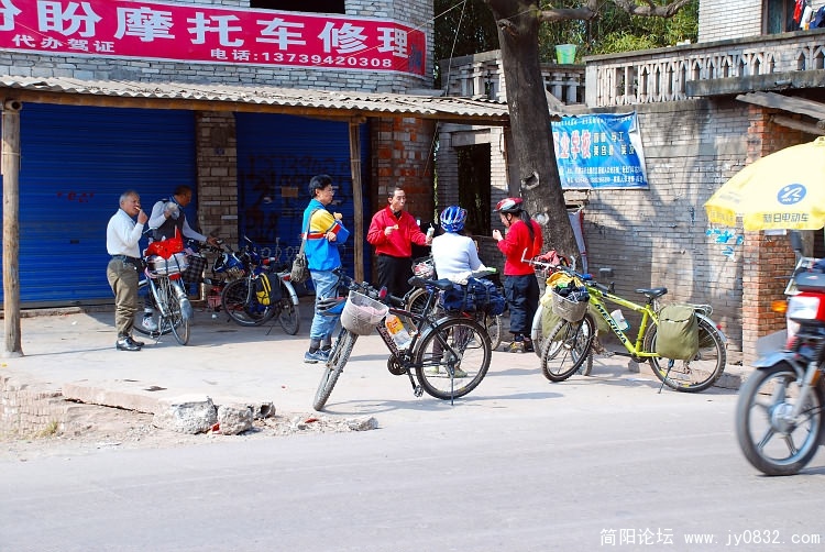 在资阳南津前休息.JPG