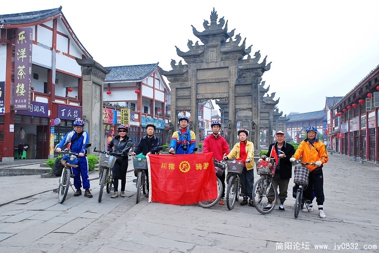 出发至泸州前的合影.JPG