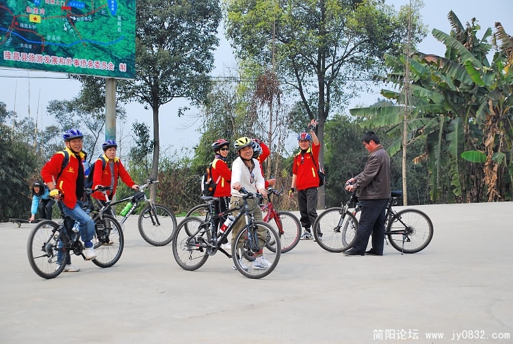 与泸县骑友告别.JPG