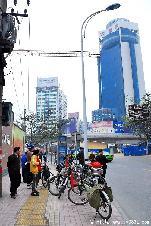 在泸州街头等待找宾馆.jpg