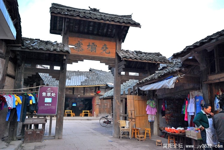 荛坝寨到了，见售票处无人，大家直接骑了进去。.JPG