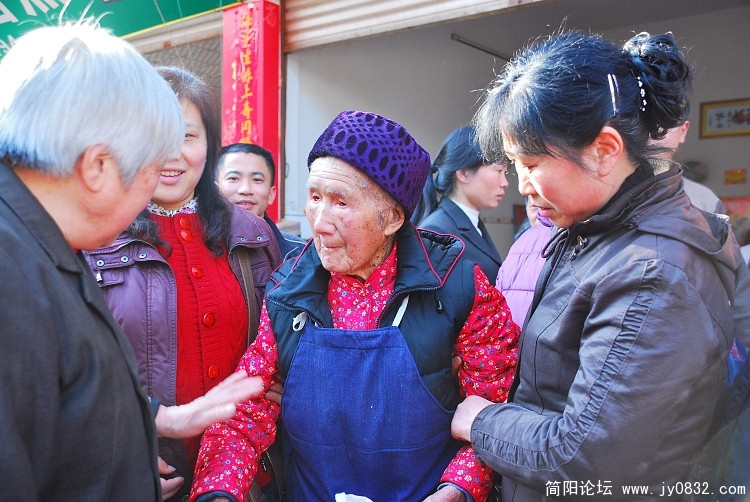 我们参加了古镇上一百岁老人的寿宴，这是老寿星。.JPG
