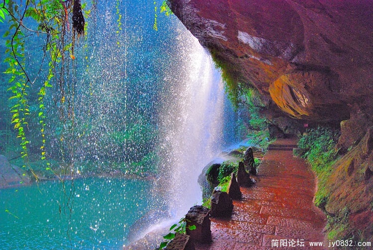 水帘洞瀑布后的行人通道.JPG