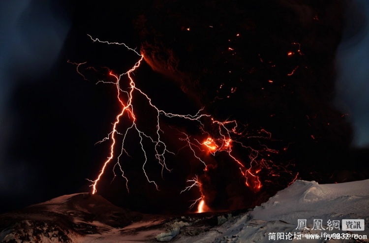 当地时间4月17日，冰岛埃亚菲亚德拉火山喷发瞬间。